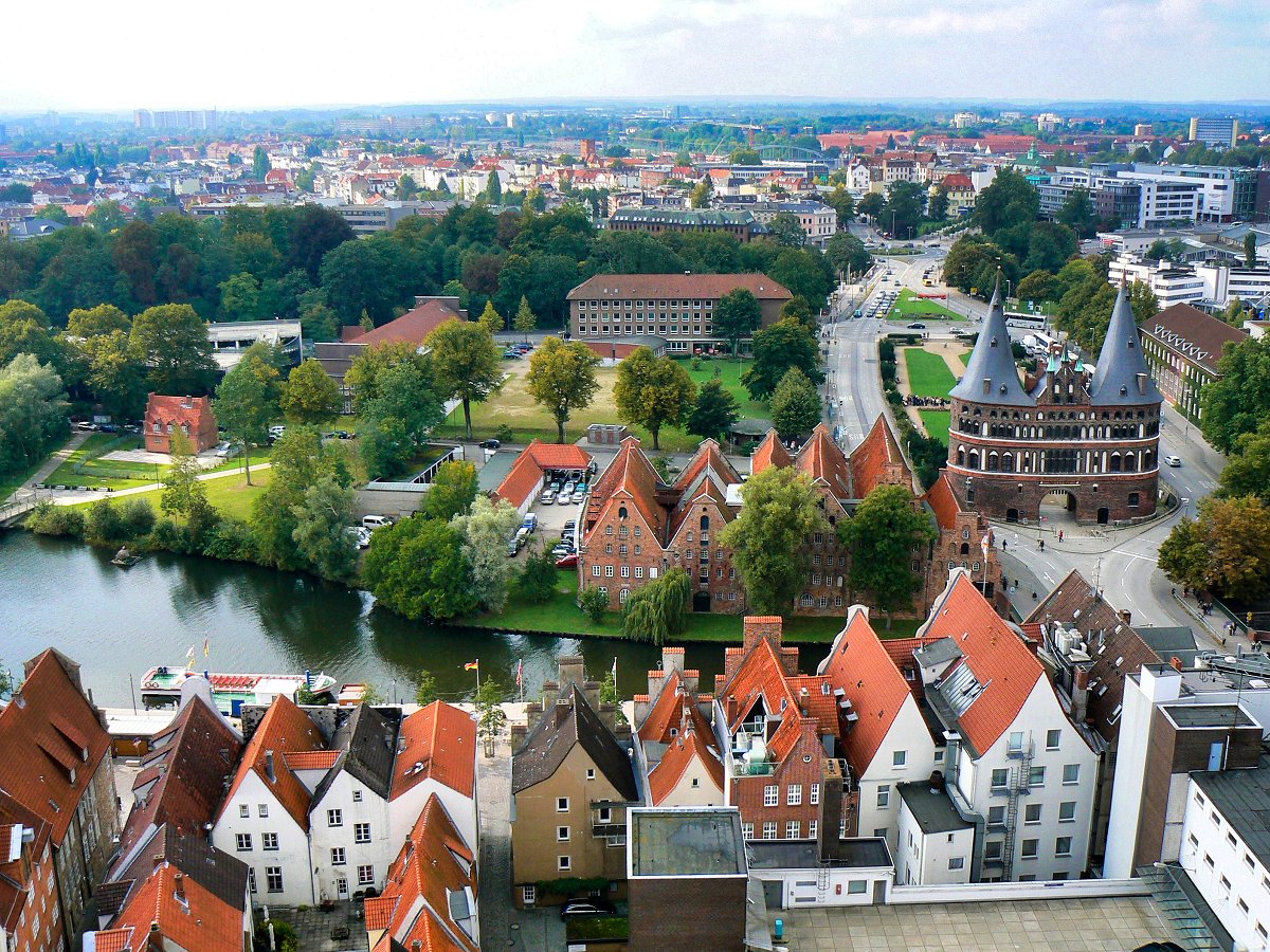 Holstentor und Trave in Lübeck